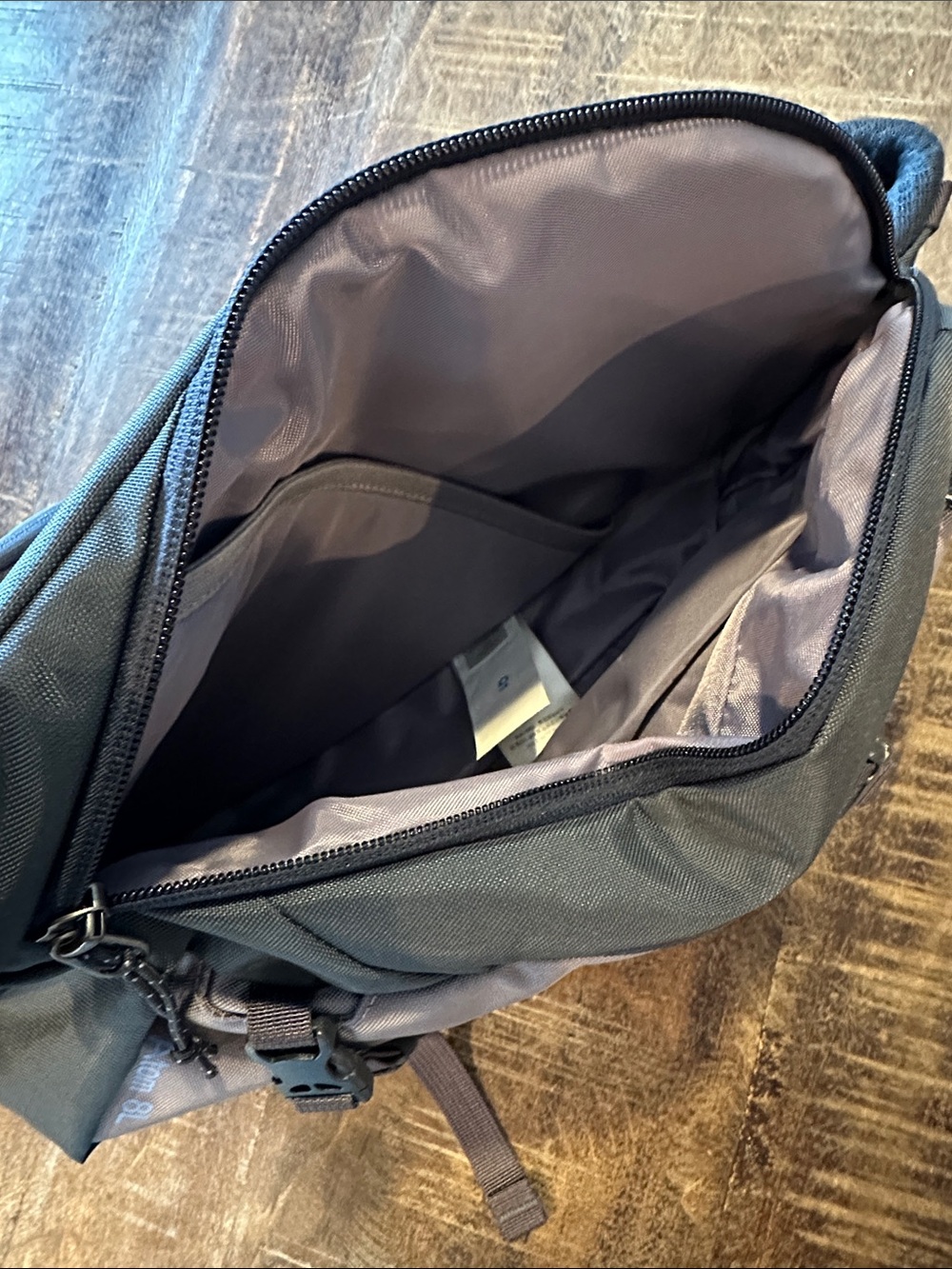 Patagonia Two-Tone Atom Sling Pack 8L - Picture 3 of 4
